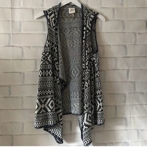 Knox Rose Black and White Geometric Sweater Vest